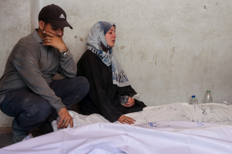 Des Palestiniens veillent les corps de leurs proches tués par une frappe israélienne, à Jabalia, dans le nord de la bande de Gaza, le 2 juin 2025 ( AFP / Omar AL-QATTAA )