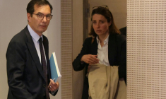 Le ministre du Travail Jean-Pierre Farandou et la secrétaire générale de la CGT Sophie Binet (R) à l'issue d'une réunion à Paris le 13 avril 2026 ( AFP / Ludovic MARIN )