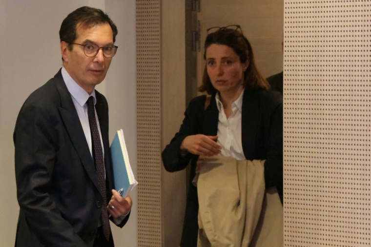 Le ministre du Travail Jean-Pierre Farandou et la secrétaire générale de la CGT Sophie Binet (R) à l'issue d'une réunion à Paris le 13 avril 2026 ( AFP / Ludovic MARIN )