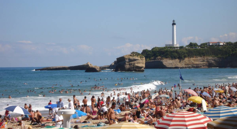 Même si la saison estivale s'annonce radieuse sur la destination tricolore, les touristes rognent sur leur budget. (© Phovoir)