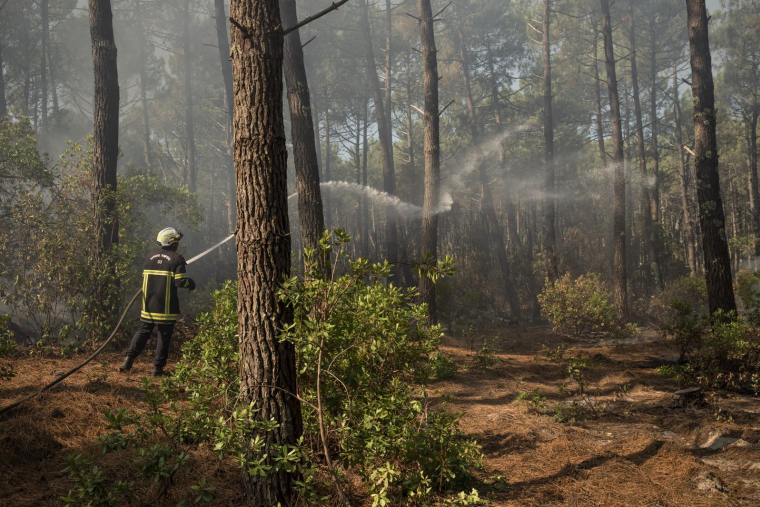 Un pompier lutte contre un incendie de forêt à Claouey, près de Lège-Cap-Ferret (Gironde), le 28 juillet 2026. ( AFP / ED JONES )
