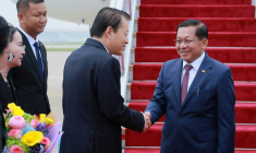 Photo diffusée le 15 juin 2026 par le Bureau de presse et d'information de la présidence birmane, montrant le président birman Min Aung Hlaing (d) accueilli par un responsable chinois à son arrivée à Pékin ( Bureau de presse et d'information de la présidence birmane / Handout )