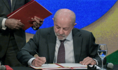 Le président brésilien Luiz Inacio Lula da Silva signe un décret interdisant les paris sportifs en ligne, le 25 septembre 2026 à Sao Paulo ( AFP / Nelson ALMEIDA )