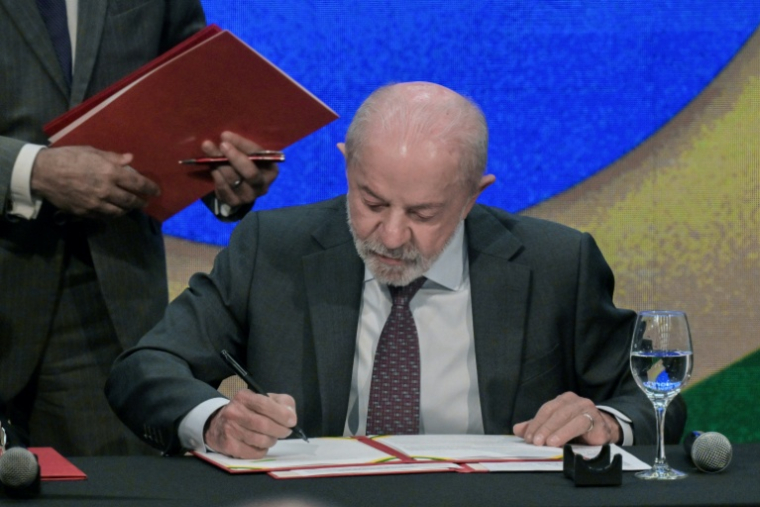 Le président brésilien Luiz Inacio Lula da Silva signe un décret interdisant les paris sportifs en ligne, le 25 septembre 2026 à Sao Paulo ( AFP / Nelson ALMEIDA )