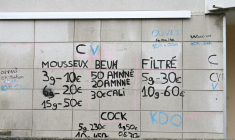 Des inscriptions sur le prix des drogues sur un mur du quartier des Cévennes à Alès, lors d'une visite de points de deal par des magistrats du parquet français, le 22 janvier 2026 dans le Gard ( AFP / Sylvain THOMAS )