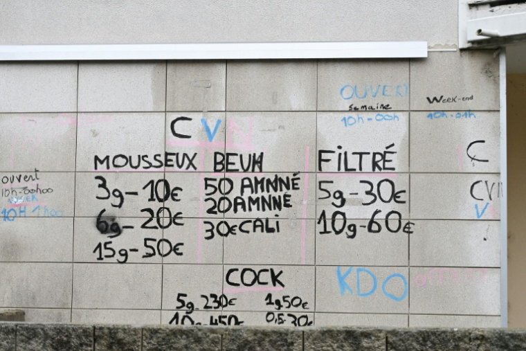 Des inscriptions sur le prix des drogues sur un mur du quartier des Cévennes à Alès, lors d'une visite de points de deal par des magistrats du parquet français, le 22 janvier 2026 dans le Gard ( AFP / Sylvain THOMAS )