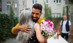 Voici une sélection de 10 à 500 euros pour célébrer la fête des Mères. ( crédit photo : Getty Images )