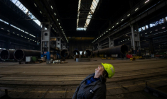 Halina Krauze, une grutière de 65 ans, pose dans un hangar des chantiers naval de Gdansk, le 6 mars 2026 ( AFP / Wojtek RADWANSKI )