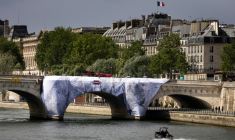 Le Pont Neuf en voie de transformation en "caverne" par l'artiste français JR, le 13 mai 2026 à Paris  ( AFP / Joel Saget )