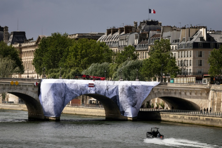 Le Pont Neuf en voie de transformation en "caverne" par l'artiste français JR, le 13 mai 2026 à Paris  ( AFP / Joel Saget )