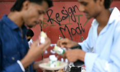 Des sympathisants du Cockroach Janta Party (CJP), le parti du peuple des cafards, lors d'une manifestation pour exiger la démission du ministre indien de l’Éducation, Dharmendra Pradhan, au Jantar Mantar, à New Delhi, le 22 juillet 2026 ( AFP / Sajjad HUSSAIN )