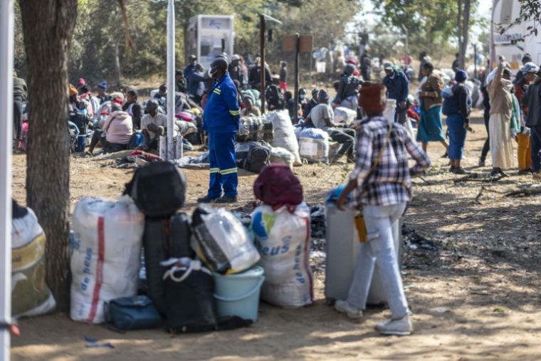 Ces dernières semaines, des dizaines de milliers de Zimbabwéens sont rentrés d'Afrique du Sud. ( AFP / Zinyange Auntony )