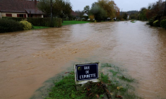 Une rue inondée d'Enquin-sur-Baillons dans le Pas-de-Calais