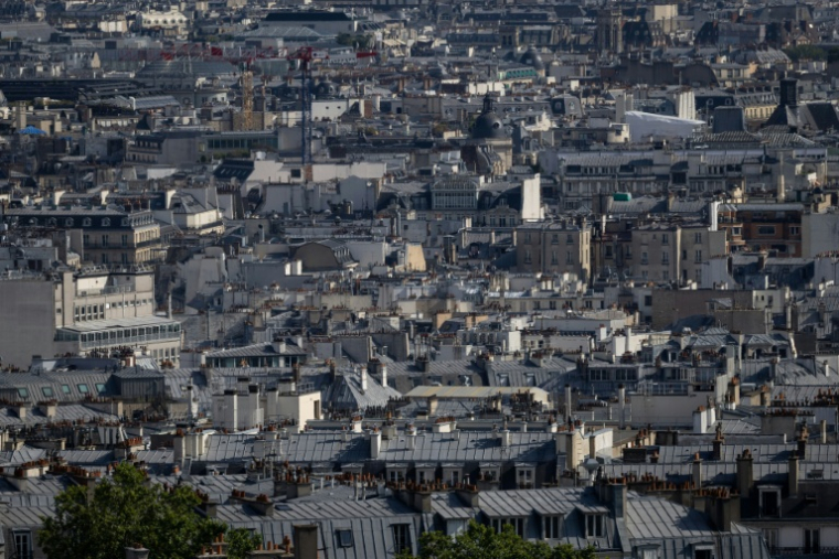 Les toits en zinc de Paris, le 26 juin 2026 lors d'un épisode de fortes chaleurs ( AFP / JOEL SAGET )