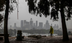 Un homme vêtu d'un poncho imperméable à Los Angeles, en Californie, aux Etats-Unis, le 24 décembre 2025 ( AFP / Apu GOMES )