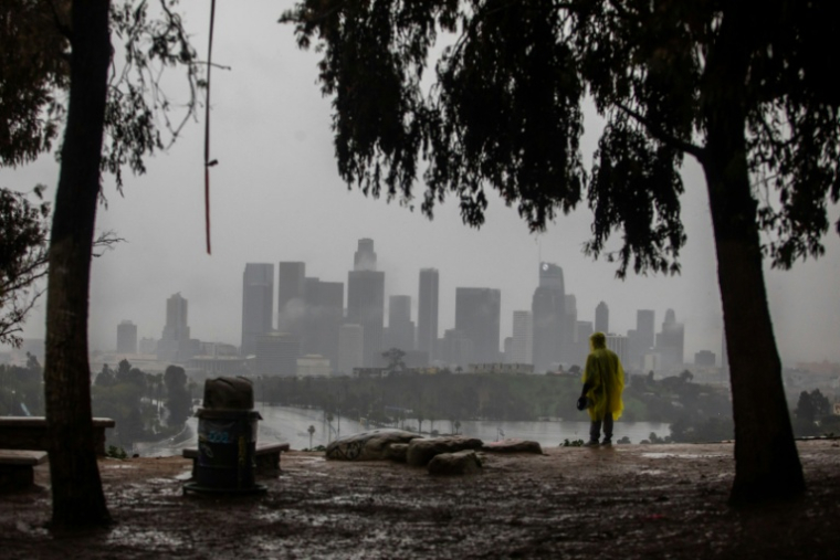 Un homme vêtu d'un poncho imperméable à Los Angeles, en Californie, aux Etats-Unis, le 24 décembre 2025 ( AFP / Apu GOMES )
