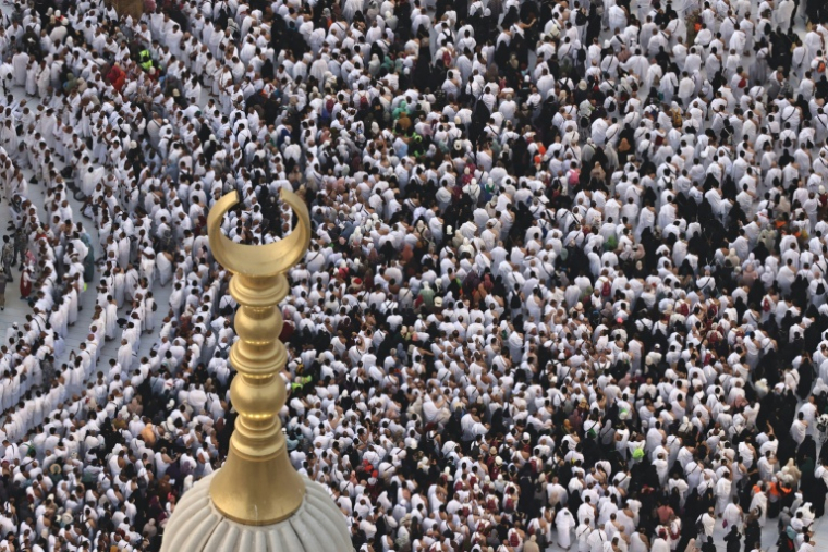 Des musulmans accomplissent la prière du soir autour de la Kaaba, dans le complexe de la Grande Mosquée, le 24 mai 2026 en Arabie saoudite, avant le pèlerinage annuel du Hajj ( AFP / Zain JAAFAR )