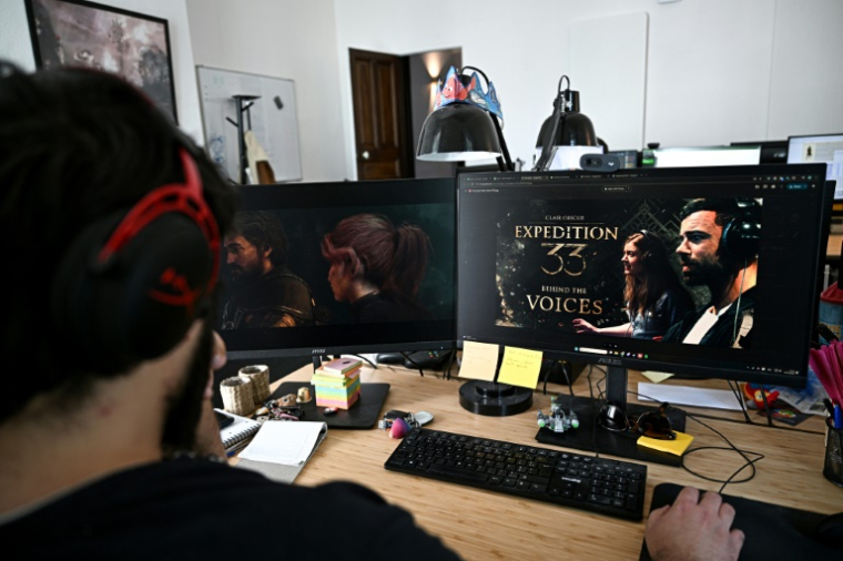 Un producteur travaille sur le nouveau jeu vidéo "Clair Obscur, Expédition 33" au siège du studio Sandfall Interactiv, le 10 avril 2025 à Montpellier, dans l'Hérault ( AFP / GABRIEL BOUYS )