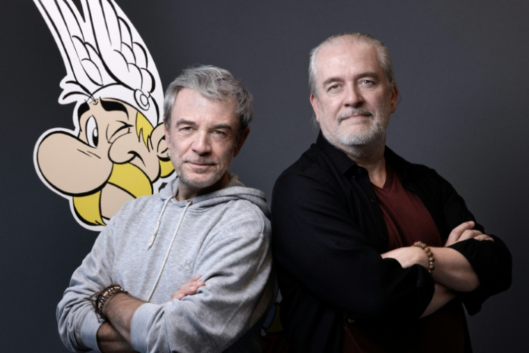 Les auteurs de la série Astérix et Obélix, Fabrice Caro (g) et Didier Conrad, dans les locaux de leur éditeur, Hachette, à Vanves (Hauts-de-Seine), le 24 octobre 2023 ( AFP / JOEL SAGET )