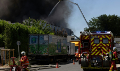 Des pompiers s'efforcent d'éteindre un incendie dans une installation industrielle à Bobigny, au nord de Paris, le 17 juin 2026 ( AFP / JOEL SAGET )