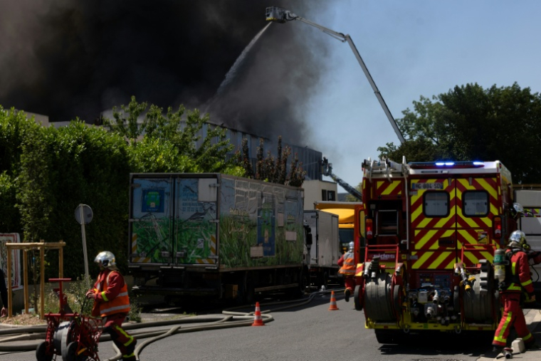 Des pompiers s'efforcent d'éteindre un incendie dans une installation industrielle à Bobigny, au nord de Paris, le 17 juin 2026 ( AFP / JOEL SAGET )