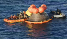 Capture d'écran du live vidéo de la Nasa montrant l'extraction des astronautes de la mission Artémis II de leur vaisseau après leur amerissage dans l'Océan Pacifique le 10 avril 2026 ( NASA / - )