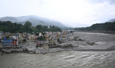 Des maisons endommagées et couvertes de boue au lendemain de crues soudaines à Trishuli, dans le district de Nuwakot, le 6 septembre 2026 au Népal ( AFP / Pedro PARDO )