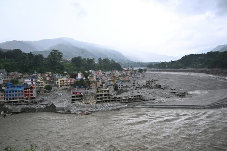 Des maisons endommagées et couvertes de boue au lendemain de crues soudaines à Trishuli, dans le district de Nuwakot, le 6 septembre 2026 au Népal ( AFP / Pedro PARDO )
