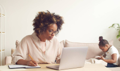 La prime d’activité majorée pour les parents isolés-iStock-Damir Khabirov