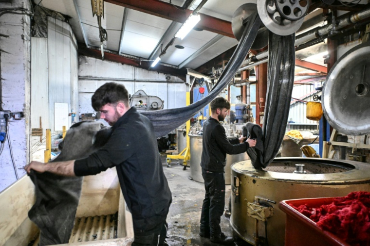 Un employé de l'usine de filage de Carloway Mill, sur l'île écossaise de Lewis, le 30 avril 2025 ( AFP / Andy Buchanan )