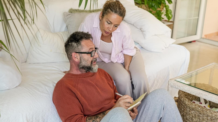Même avec un crédit immobilier à taux fixe, la hausse des charges peut fragiliser le budget des propriétaires, d’où l’intérêt d’anticiper les dépenses et d’optimiser son prêt ( Shutterstock )