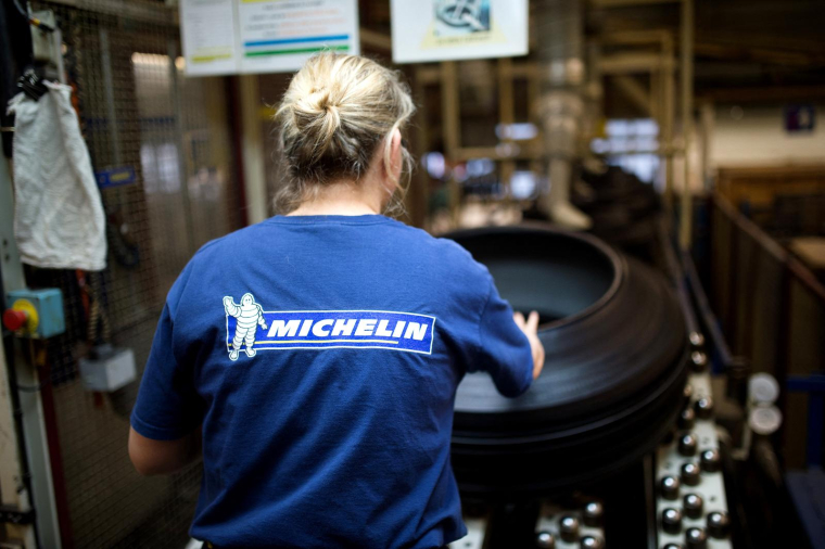 Une employée de l'usine Michelin de  La Roche-sur-Yon (illustration) ( AFP / JEAN-SEBASTIEN EVRARD )