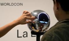 Depuis le landement de Worldcoin en 2023, des millions de personnes ont scanné leur iris pour créer une "ID mondiale", prouvant qu'ils sont des êtres humains et peuvent effectuer des  transactions. ( AFP / JUAN MABROMATA )