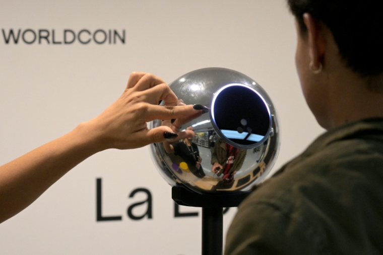 Depuis le landement de Worldcoin en 2023, des millions de personnes ont scanné leur iris pour créer une "ID mondiale", prouvant qu'ils sont des êtres humains et peuvent effectuer des transactions. ( AFP / JUAN MABROMATA )