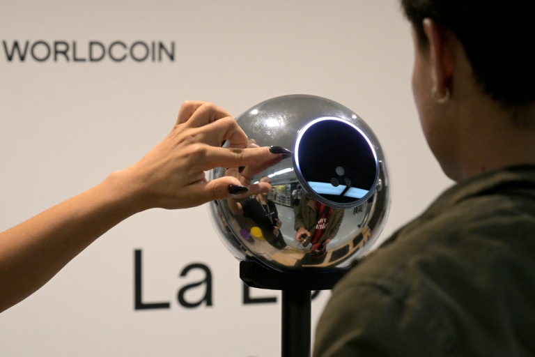 Depuis le landement de Worldcoin en 2023, des millions de personnes ont scanné leur iris pour créer une "ID mondiale", prouvant qu'ils sont des êtres humains et peuvent effectuer des  transactions. ( AFP / JUAN MABROMATA )