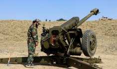 Un membre des forces talibanes afghanes se tient près d'un canon dans la province de Khost, le 27 février 2027, dans l'est de l'Afghanistan ( AFP / STR )