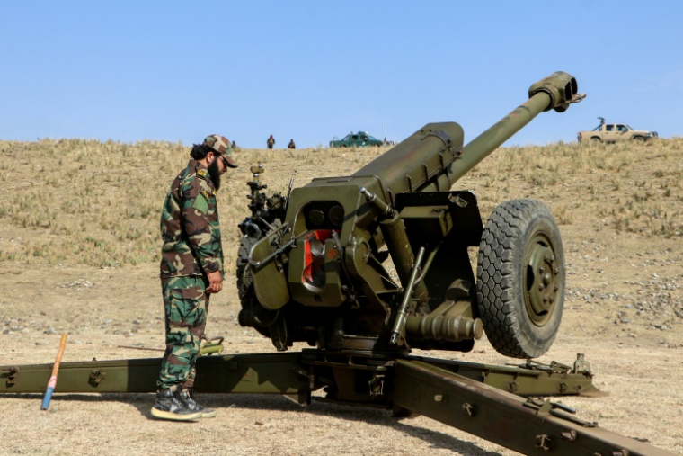 Un membre des forces talibanes afghanes se tient près d'un canon dans la province de Khost, le 27 février 2027, dans l'est de l'Afghanistan ( AFP / STR )