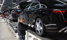 Un ouvrier travaille sur une ligne de production de l'usine 56 Mercedes-Benz à Sindelfingen
