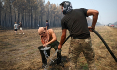 Un volontaire remplit un seau d’eau pour aider à lutter contre l’incendie dans une forêt à Lanton, à l’ouest de Bordeaux, le 29 juillet 2026, lors des feux de forêt dans le département de la Gironde, dans le sud-ouest de la France ( AFP / ROMAIN PERROCHEAU )