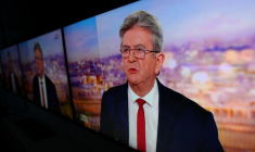 L'image du leader de LFI Jean-Luc Mélenchon affichée sur des écrans alors qu'il officialise sa candidature pour la présidentielle de 2027 sur le plateau de TF1, le 3 mai 2026 ( AFP / Kiran RIDLEY )