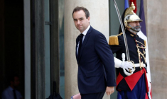 Le ministre français de la Défense, Sébastien Lecornu, arrive à l'Élysée, à Paris