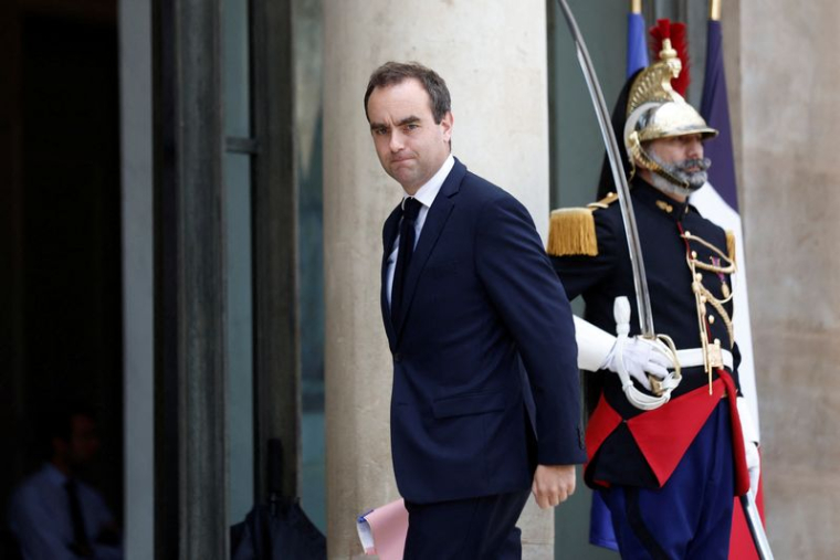 Le ministre français de la Défense, Sébastien Lecornu, arrive à l'Élysée, à Paris