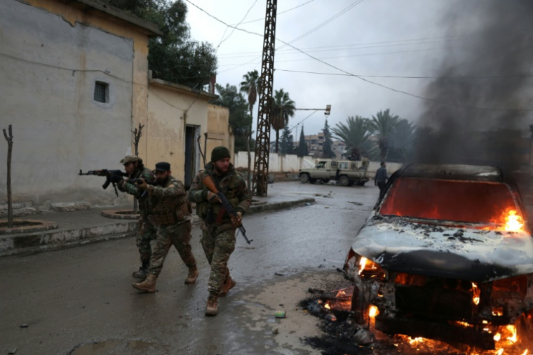 L'armée syrienne dans une rue de Raqa dans le nord de la Syrie,  le 18 janvier 2026. ( AFP / Bakr ALkasem )