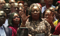 L'épouse du chef de l'opposition kényane, Odinga, se joint à la foule en deuil à Nairobi