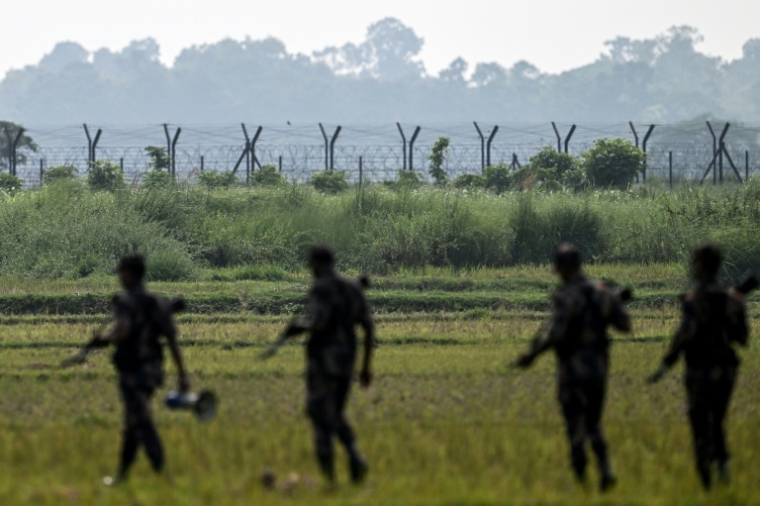 Cette photographie prise le 3 juin 2026 montre des agents de la Garde des frontières du Bangladesh (BGB) en patrouille près du poste-frontière de Benapole-Petrapole, situé à Benapole, entre le Bangladesh et l'Inde.  ( AFP / Munir UZ ZAMAN )