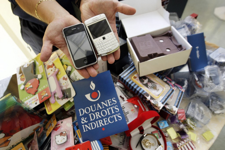 Des produits contrefaits saisis par les Douanes, à Cannes. ( AFP / JEAN-CHRISTOPHE MAGNENET )