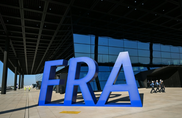 Les lettres FRA devant le troisième terminal de l'aéroport de Francfort, lors de son inauguration, le 22 avril 2026 en Allemagne ( AFP / Kirill KUDRYAVTSEV )