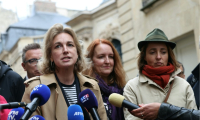 Marylise Léon (g), secrétaire générale de la CFDT, s'adresse à la presse, entourée de Sophie Binet (d), secrétaire générale de la CGT et de Murielle Guilbert (c), co-déléguée générale du syndicat SUD, après une réunion intersyndicale avec le Premier ministre Sébastien Lecornu à l'hôtel Matignon, le 24 septembre 2025 à Paris ( AFP / Alain JOCARD )