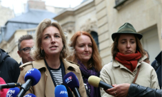 Marylise Léon (g), secrétaire générale de la CFDT, s'adresse à la presse, entourée de Sophie Binet (d), secrétaire générale de la CGT et de Murielle Guilbert (c), co-déléguée générale du syndicat SUD, après une réunion intersyndicale avec le Premier ministre Sébastien Lecornu à l'hôtel Matignon, le 24 septembre 2025 à Paris ( AFP / Alain JOCARD )