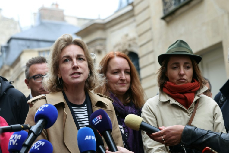 Marylise Léon (g), secrétaire générale de la CFDT, s'adresse à la presse, entourée de Sophie Binet (d), secrétaire générale de la CGT et de Murielle Guilbert (c), co-déléguée générale du syndicat SUD, après une réunion intersyndicale avec le Premier ministre Sébastien Lecornu à l'hôtel Matignon, le 24 septembre 2025 à Paris ( AFP / Alain JOCARD )